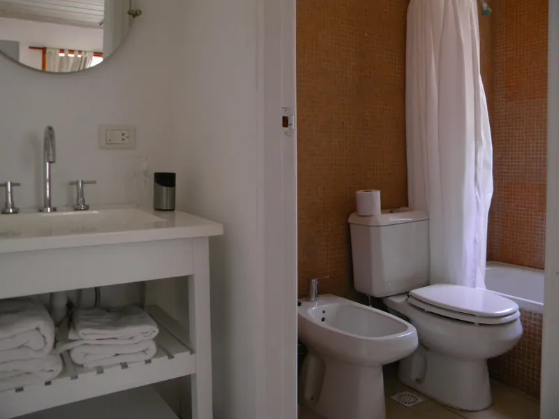 Baño completo con bañera y bidet