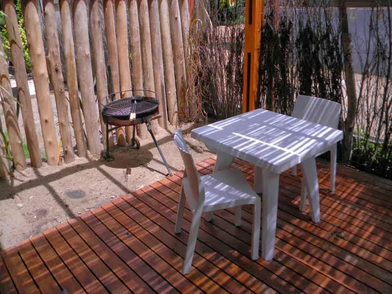 La mesa del deck, entre las cañas