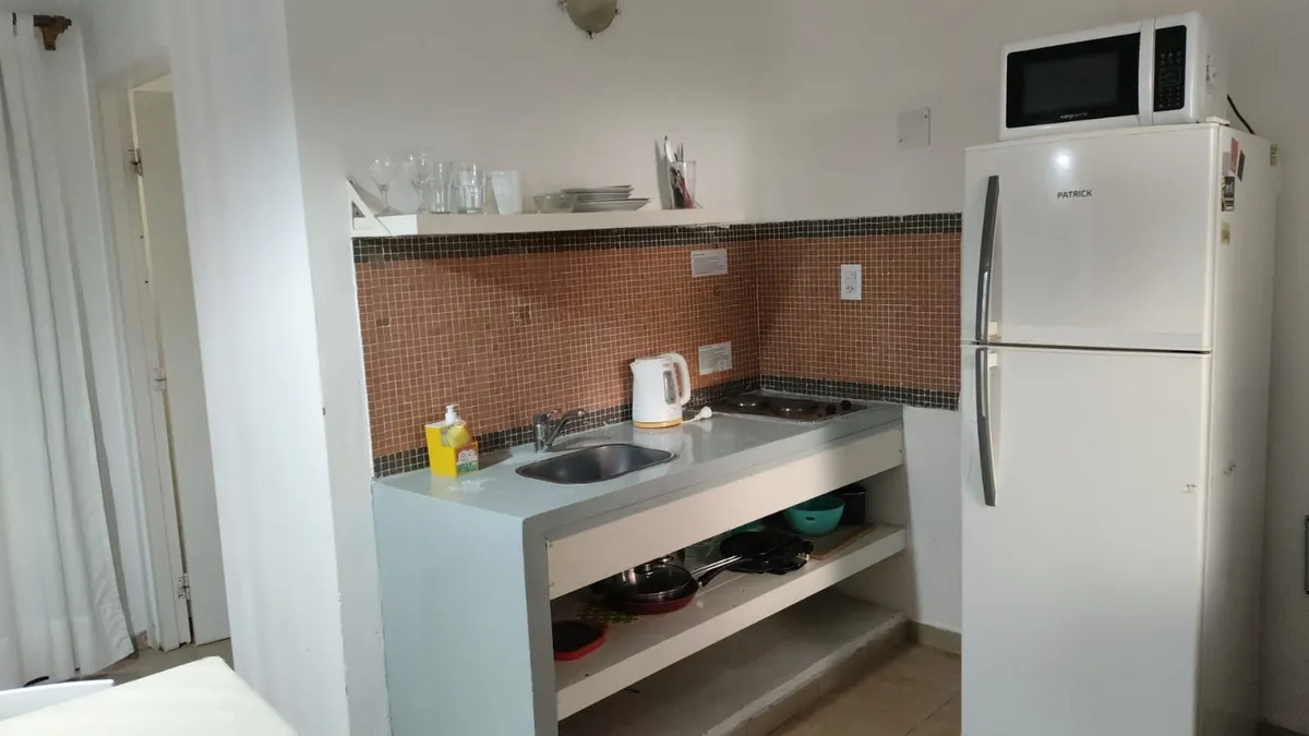 Cocina con heladera con freezer
