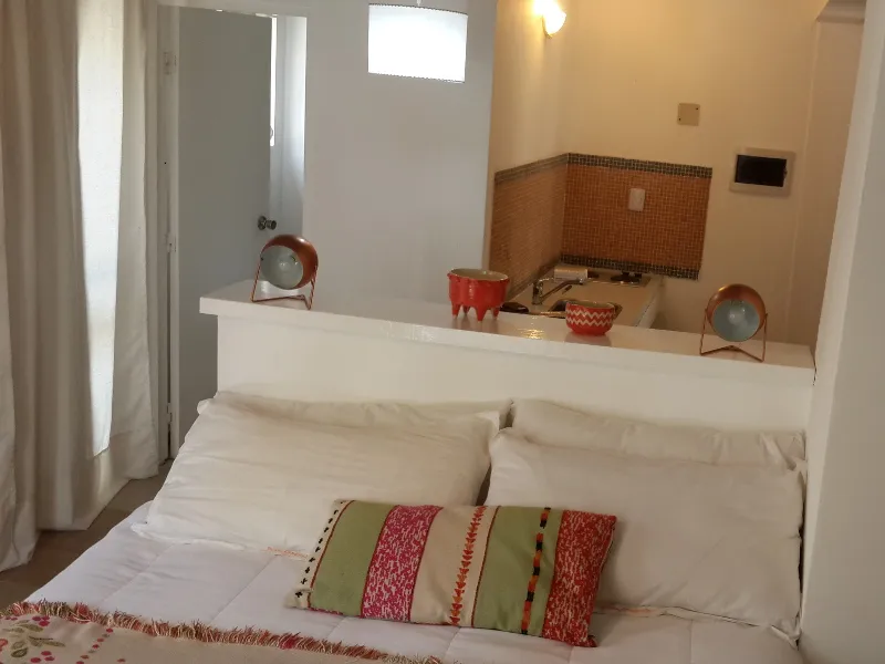 Cama matrimonial junto a la barra