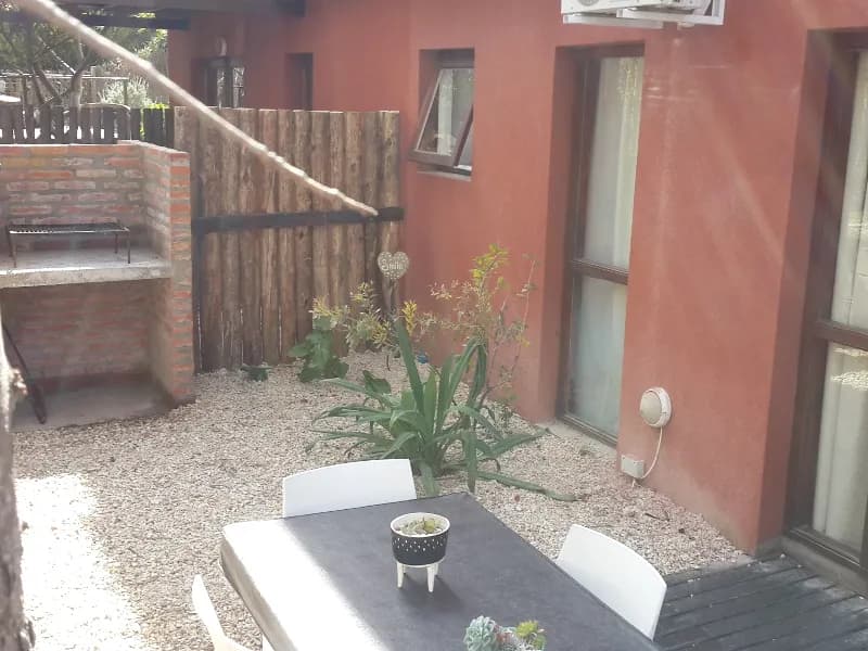 El patio con deck y parrilla