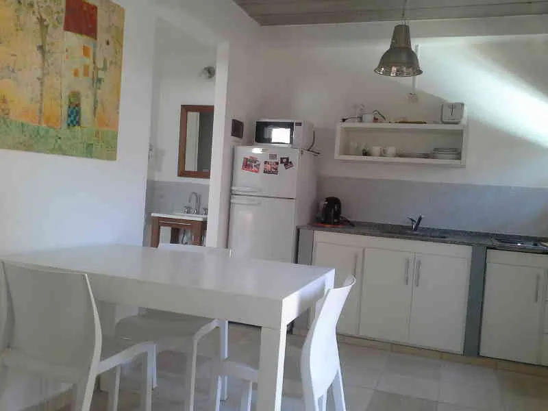 Cocina y mesa comedor para cuatro