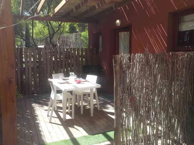 El deck con pérgola y mesa de exterior
