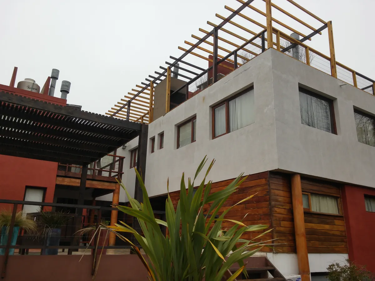Los edificios del complejo con sus pérgolas