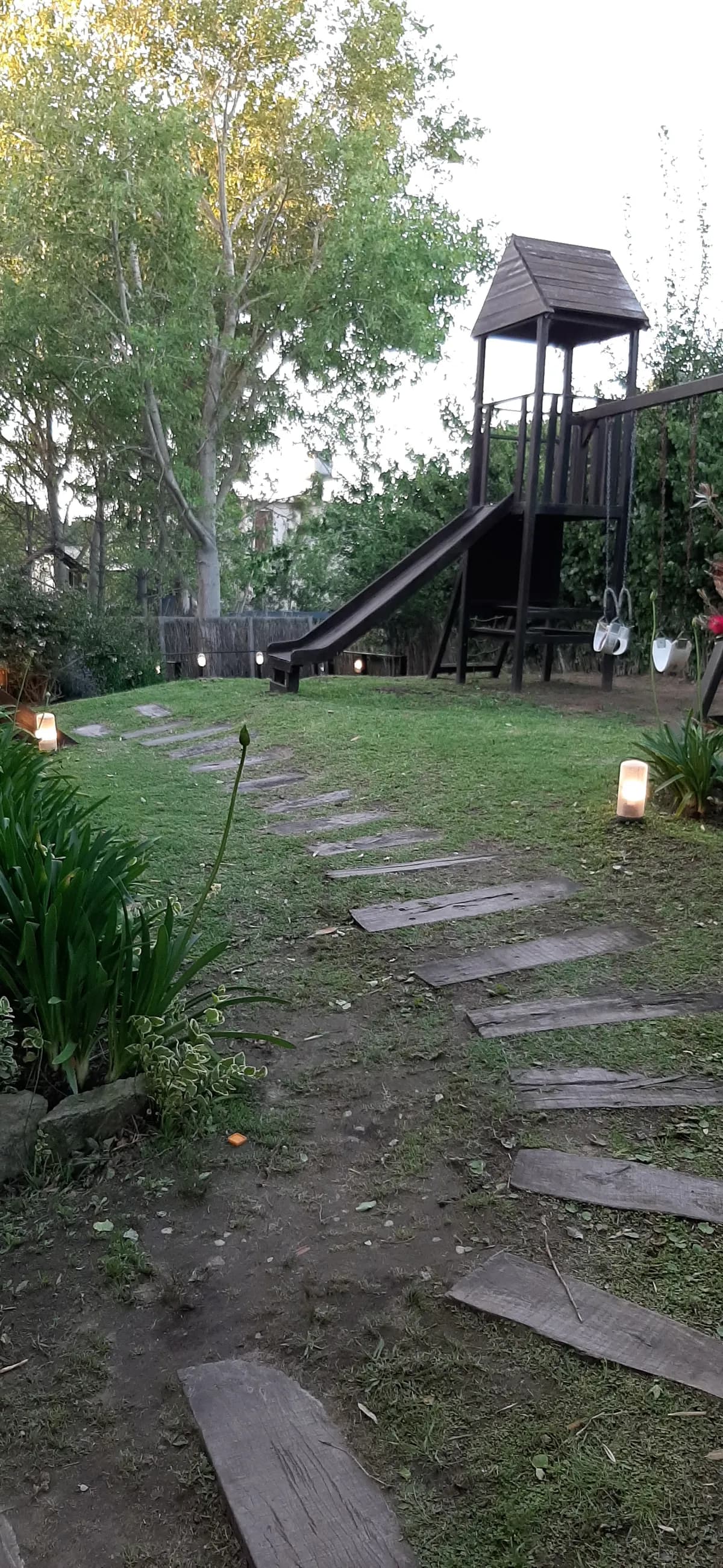 El sendero del parque hacia los juegos