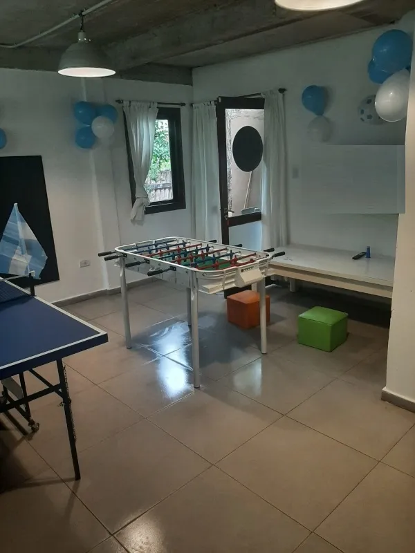 El SUM con mesa de ping-pong