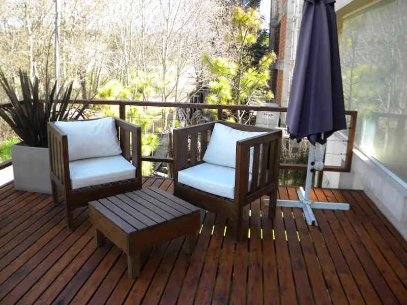 Sillones de exterior en la terraza del frente