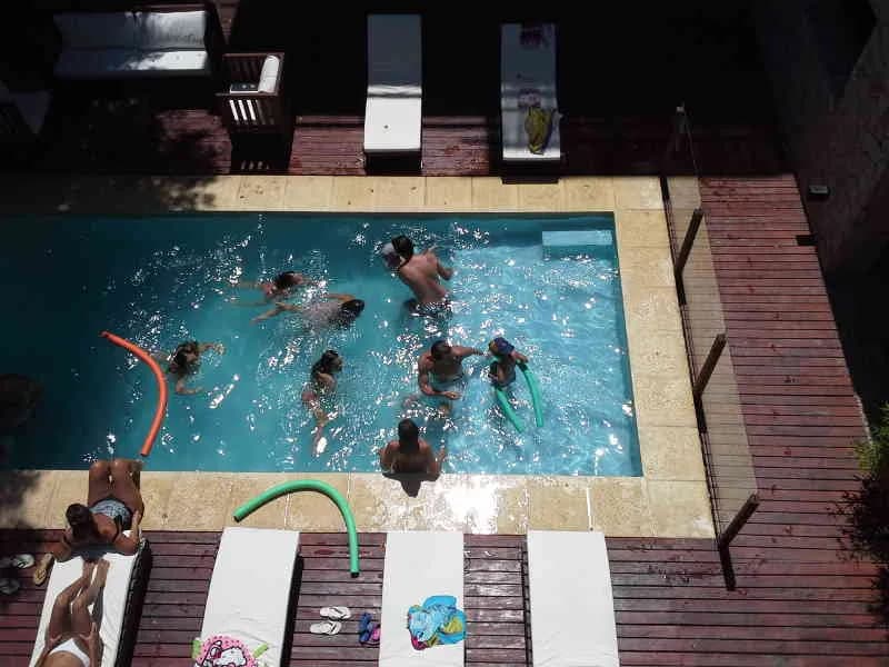 La pileta en pleno uso