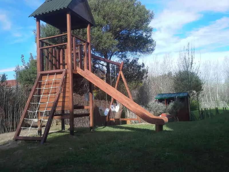 El tobogán y los juegos para chicos