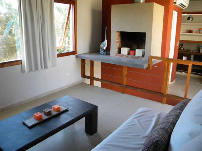 Living con hogar a leña y sillón de tres cuerpos