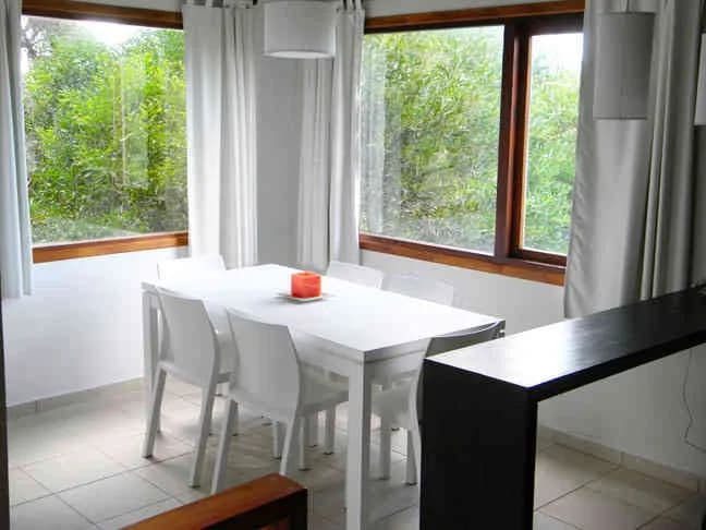 El comedor junto a la barra de la cocina