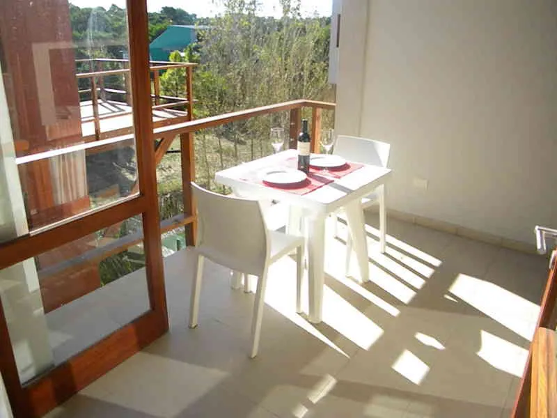 El balcón soleado con mesa de exterior