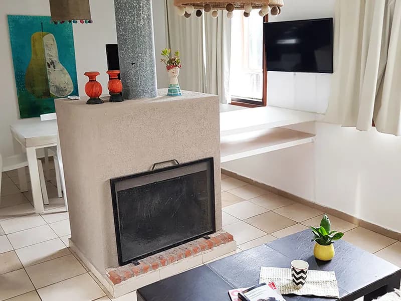 Living con hogar a leña y Smart TV