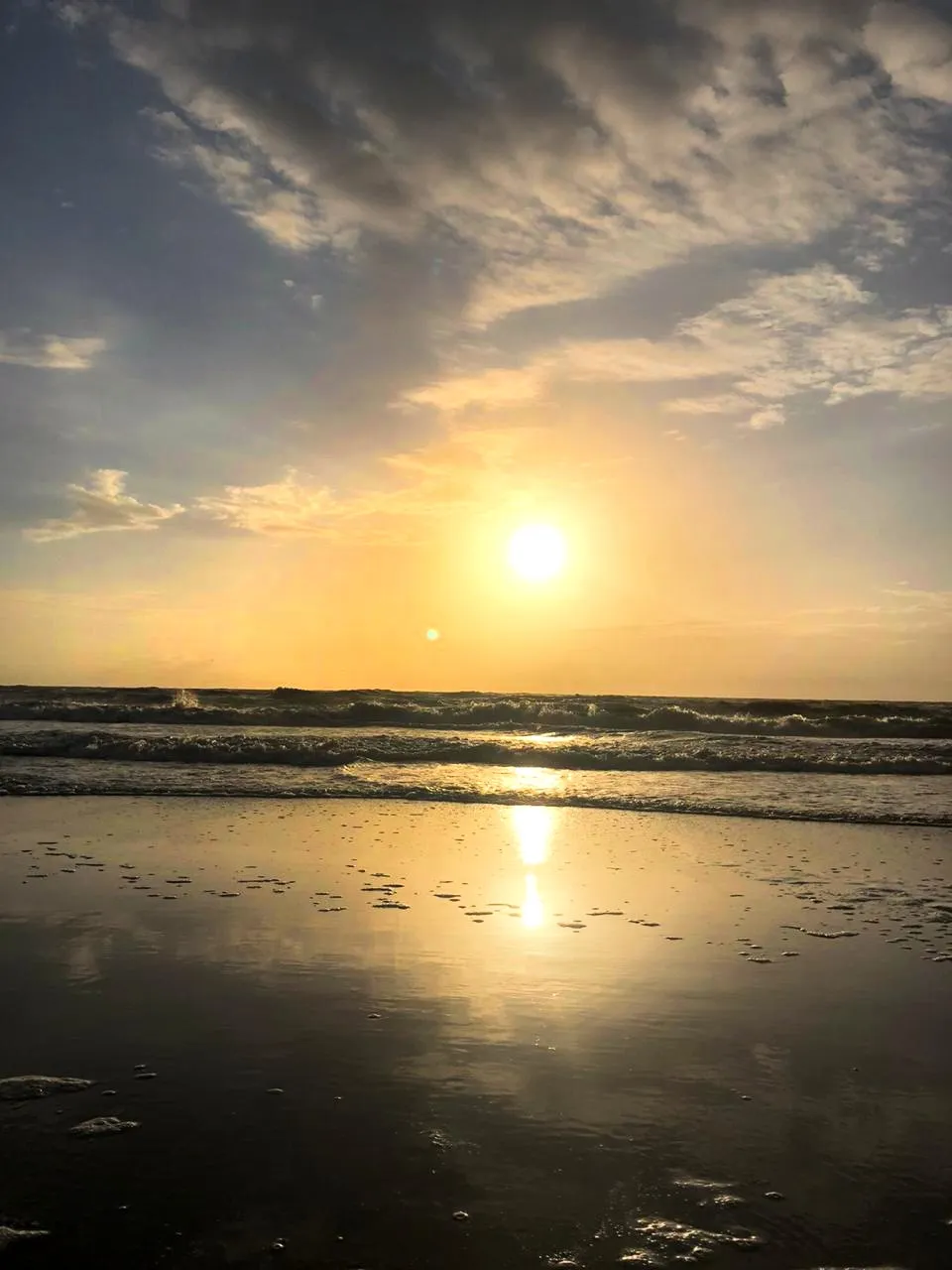 Atardecer dorado sobre el mar